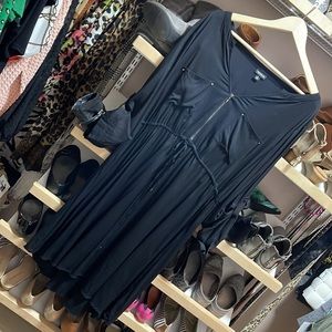Simple black casual drawstring dress.